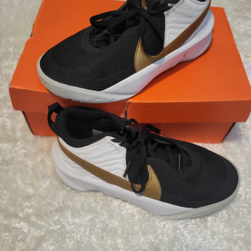 Nike Unisex Black and Gold Athletic Shoes